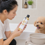 Chủ nuôi đọc hướng dẫn sử dụng sữa tắm trước khi tắm cho chó mèo.